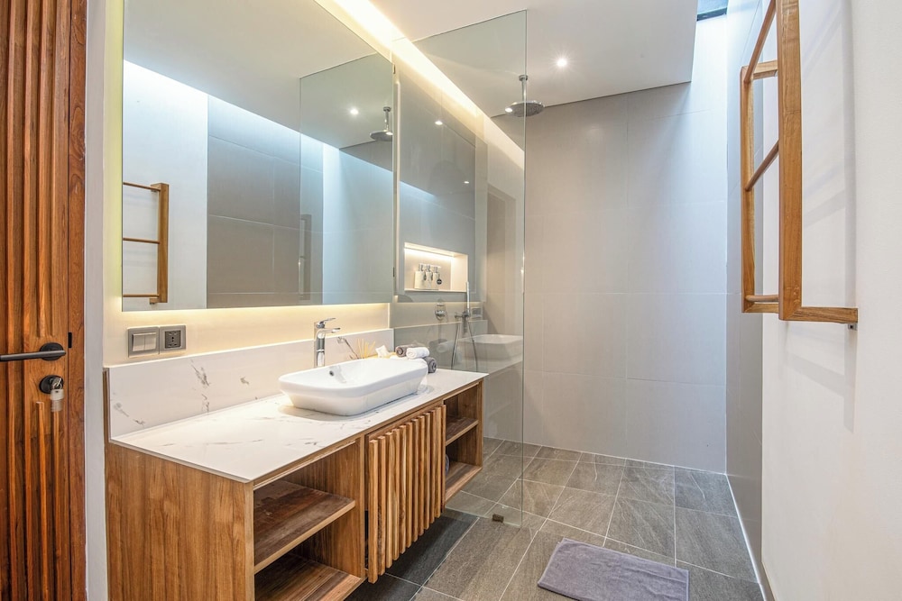 Elegant 6BR Canggu Retreat Just 400m to the Ocean