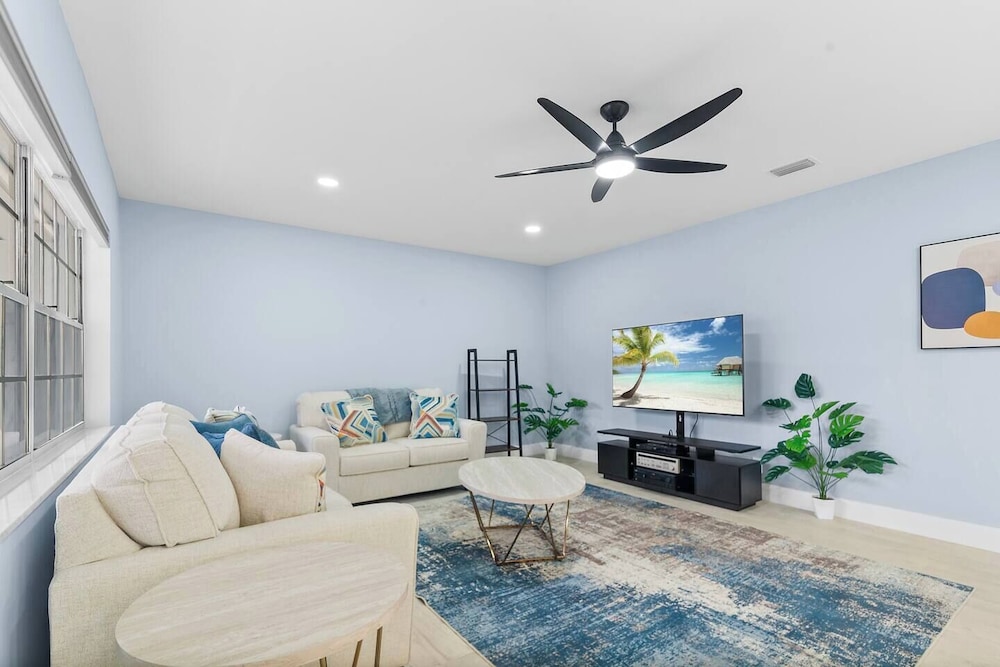 Las Olas & Beachside getaway with pool