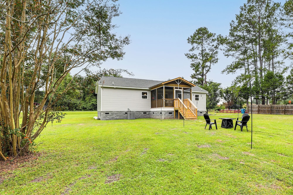 Dog Friendly, Screened Porch: St Stephen Retreat!