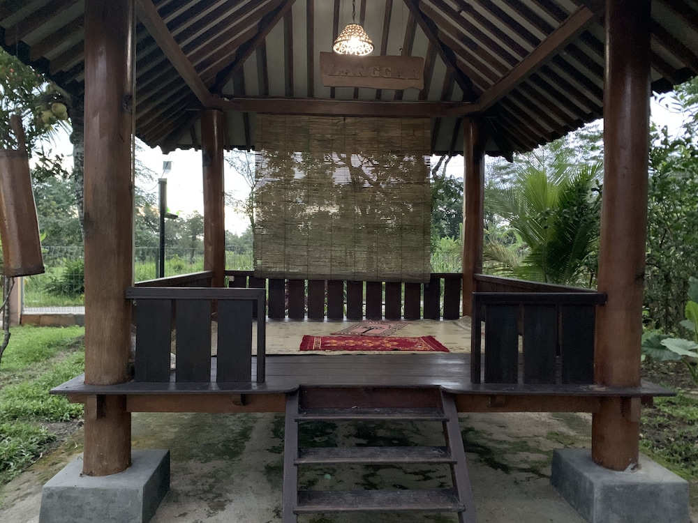 JOGLO GREEN HOUSE view 2