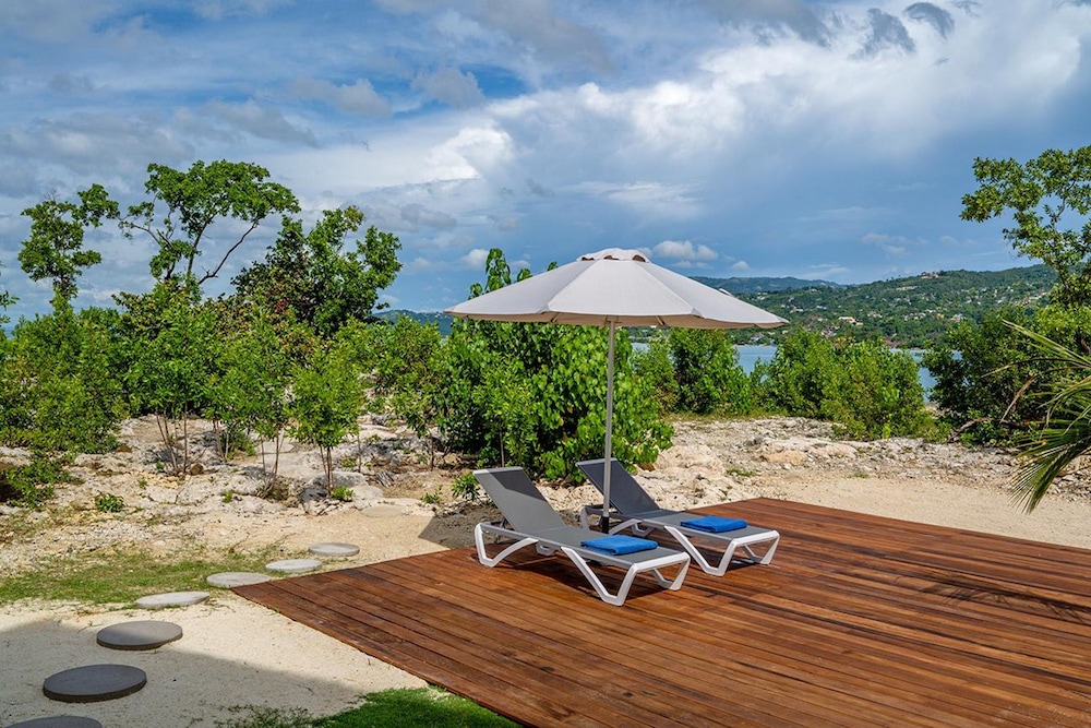 Santosha Whitehouse JM - 10 Bedroom Villa w Private Beach