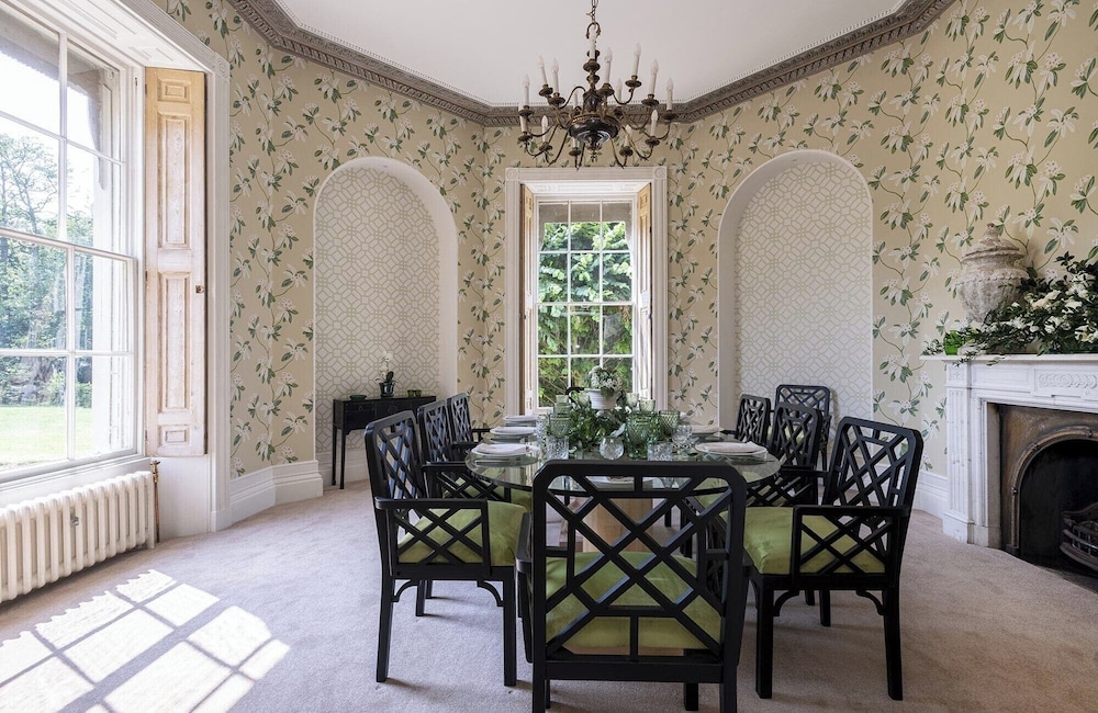 Ormesby Manor - 8 Beds - Sleeps 16 - Hot Tub