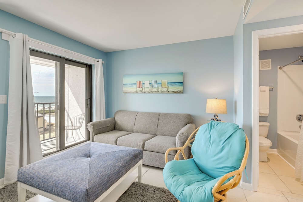 Oceanfront Resort Condo w/ Balcony in Myrtle Beach
