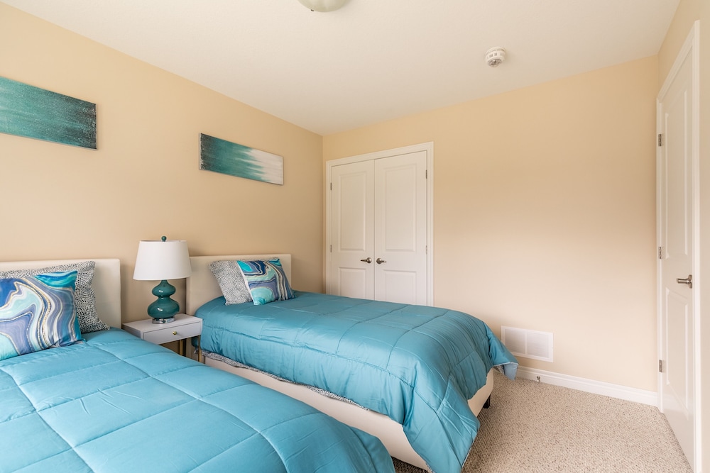 Modern 3BR 2BA Townhome in Lakeshore