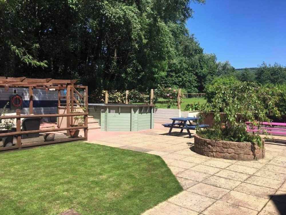 5-bed Home - Sleeps 12, Pool, Garden & Play Area