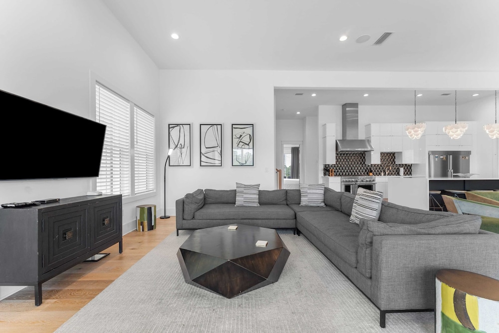 Walk to Beach + Pool, Hot Tub & Game Room 30A Ohana Grande by Avantstay