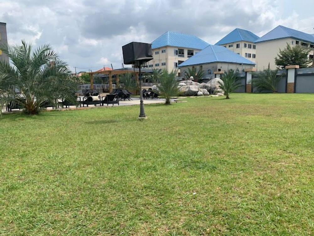 Maxbe Continental Hotel