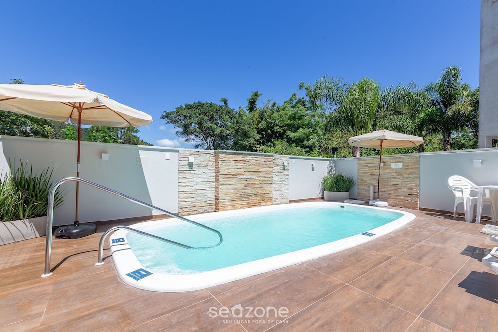 Moderno Apto c/ Piscina em Canasvieiras RCP202