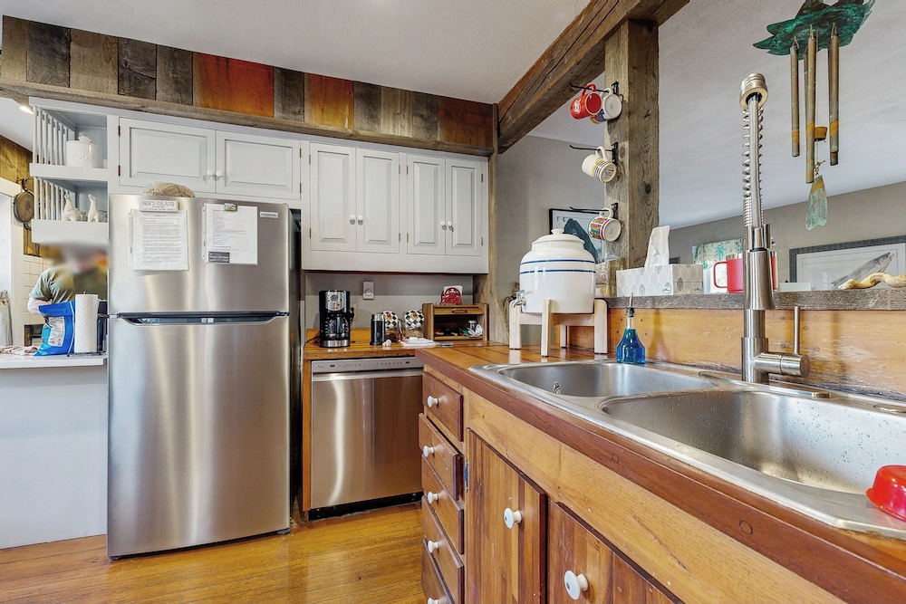 4BR House w/ Kitchen, Jetted Tub, Wifi + gas Grill