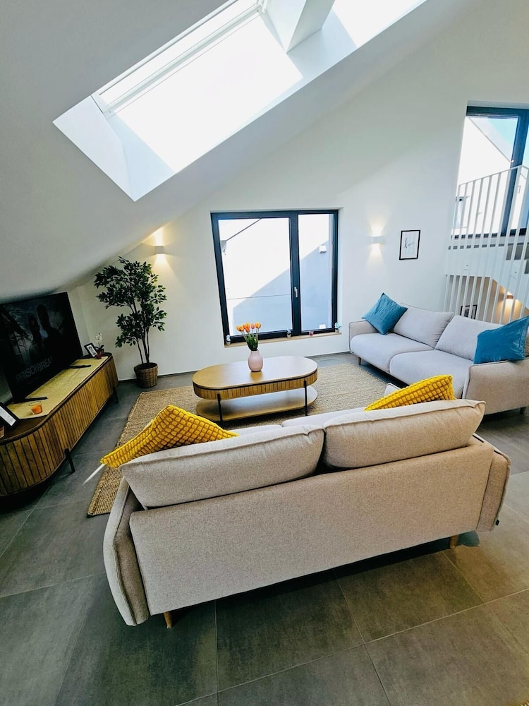 Spacious 3 bedroom large terrace&parking
