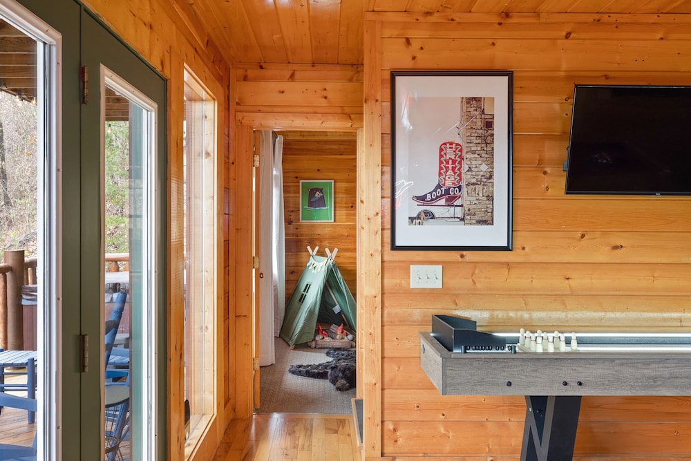 Bears Den Way Resort Cabin w Games Hot Tub View Mins From Dollywood