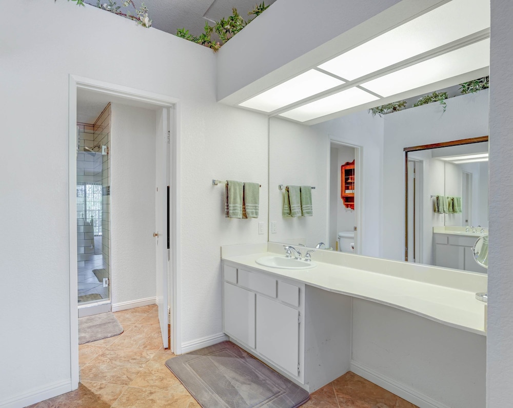 Stylish Condo With Panoramic View Community Pool