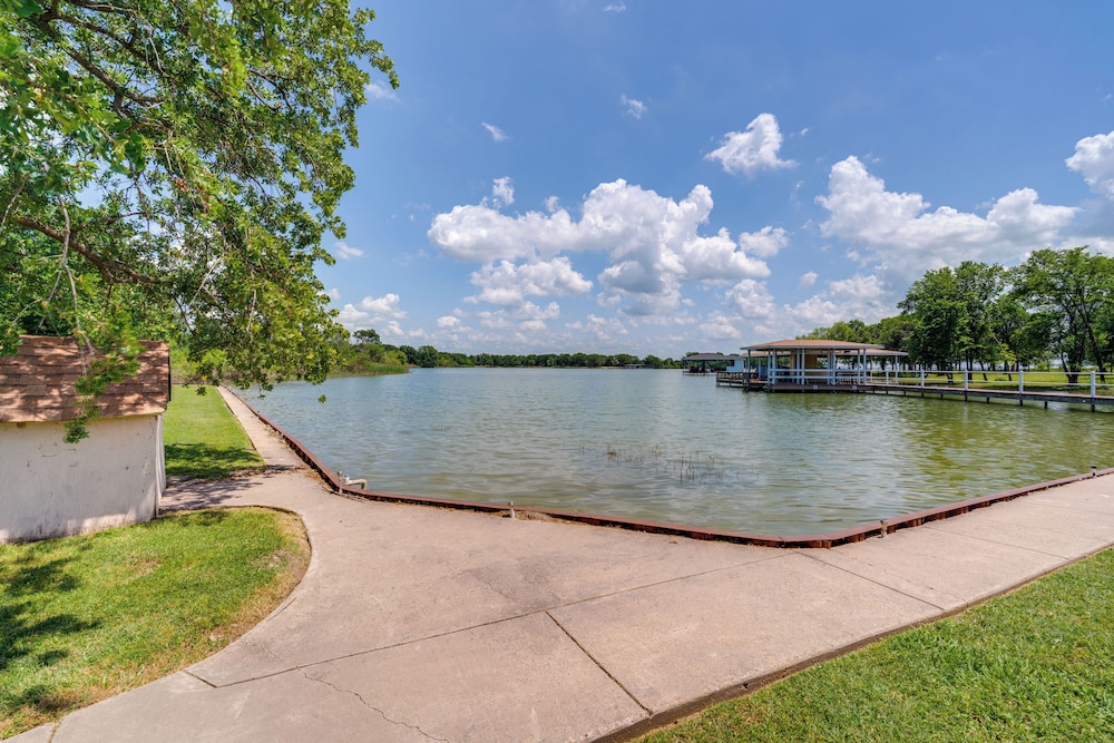 Sunrise Cove RC Llc: Lakefront Home w/ 2 Casitas!