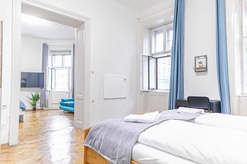 Spacious 2BR Apartment Near Stadthalle