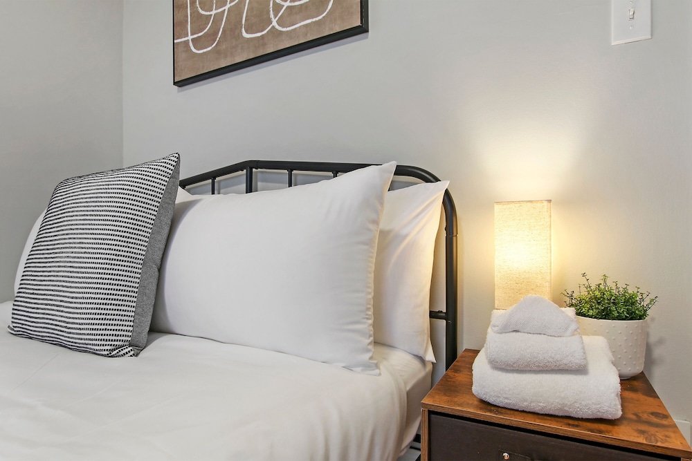 Harmonious 2BR Apt - Lockwood 3