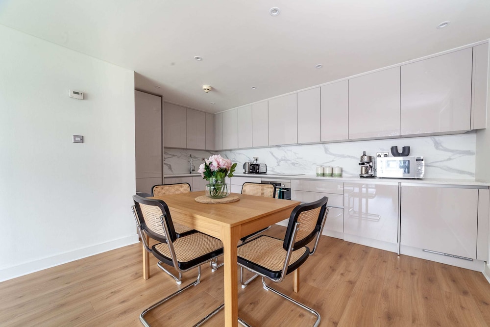 A Stylish Newly Refurbished Flat With City Access