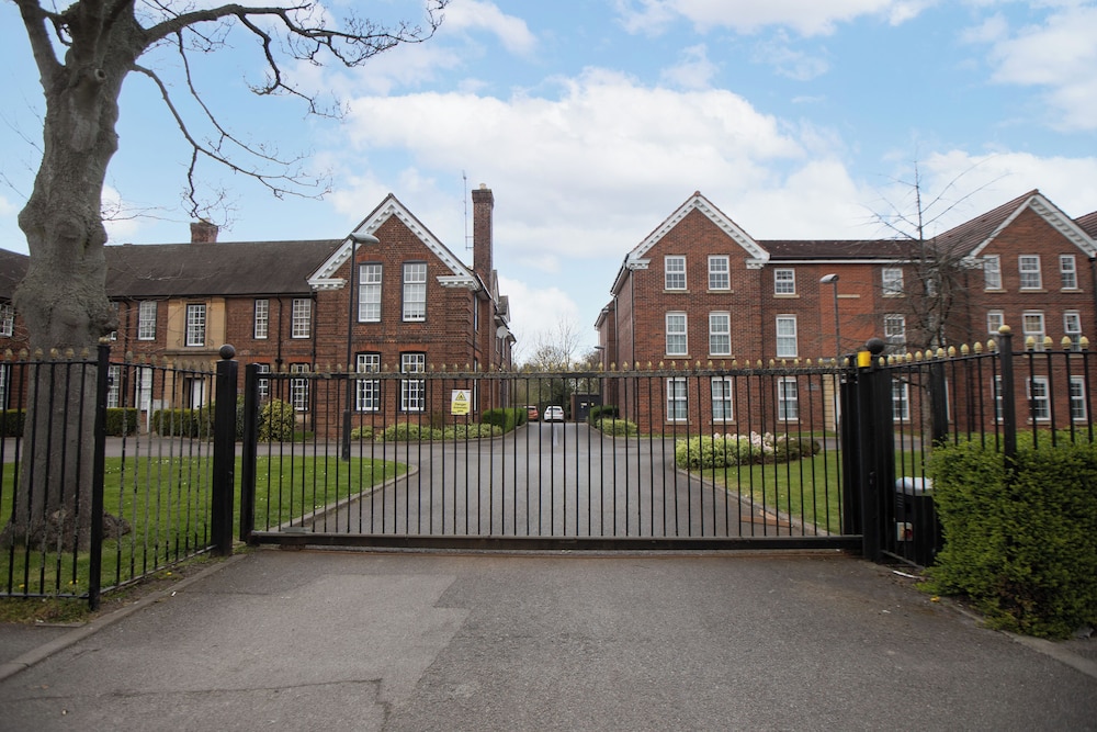 West Hull 2 bed apartment with Parking