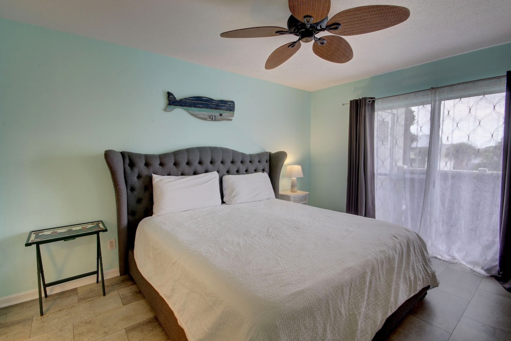 527 El Matador 2 Bedroom Condo by RedAwning view 4
