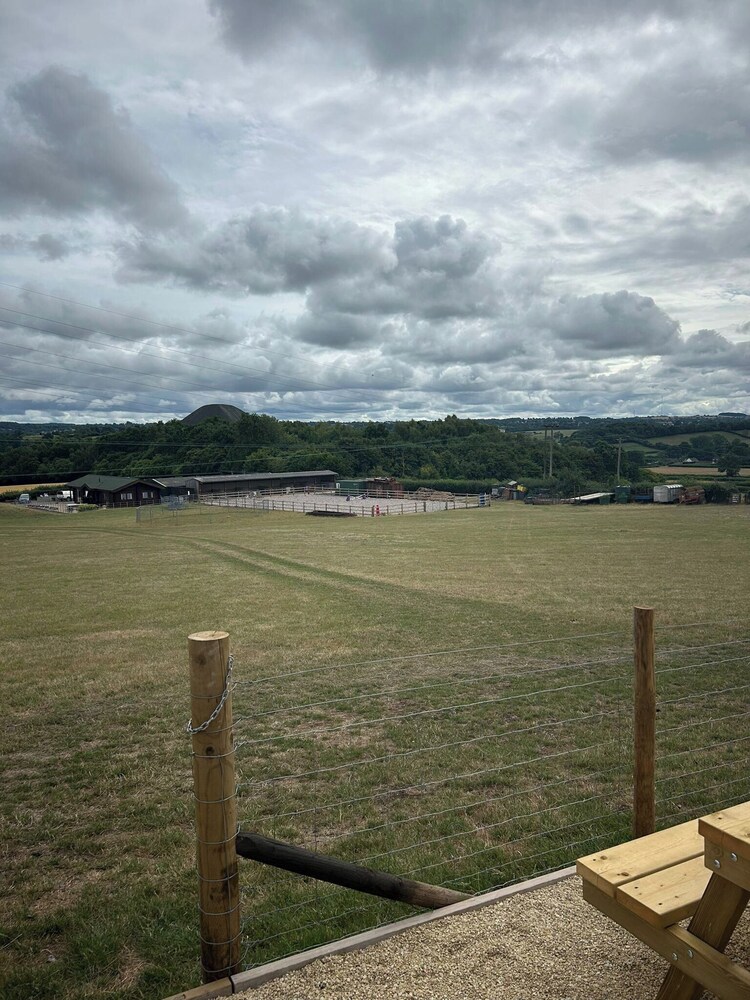 1 Bed Hut - Sleeps 2 - Parking - Smoking