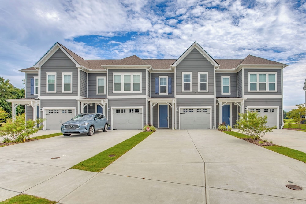 Pool + Shuttle to Ocean! North Myrtle Beach Escape