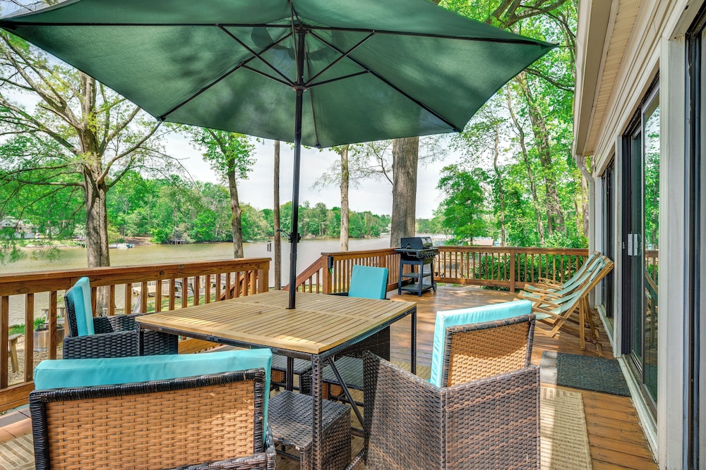 14 Mi to Childress Vineyards: Scenic Fall Retreat