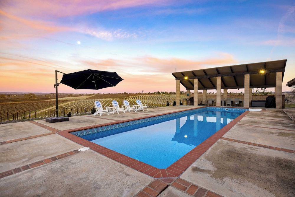 Private Pool, Firepit & Wine Room Near Top Paso Wineries Devi Ranch