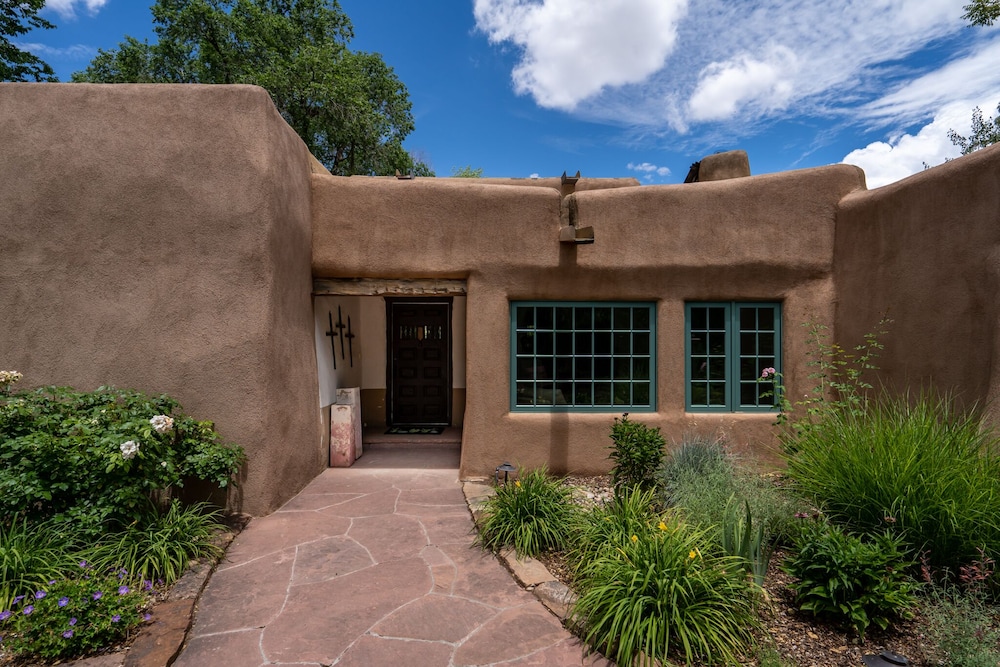 Historic Garden Retreat by Kokopelli Property Management view 5