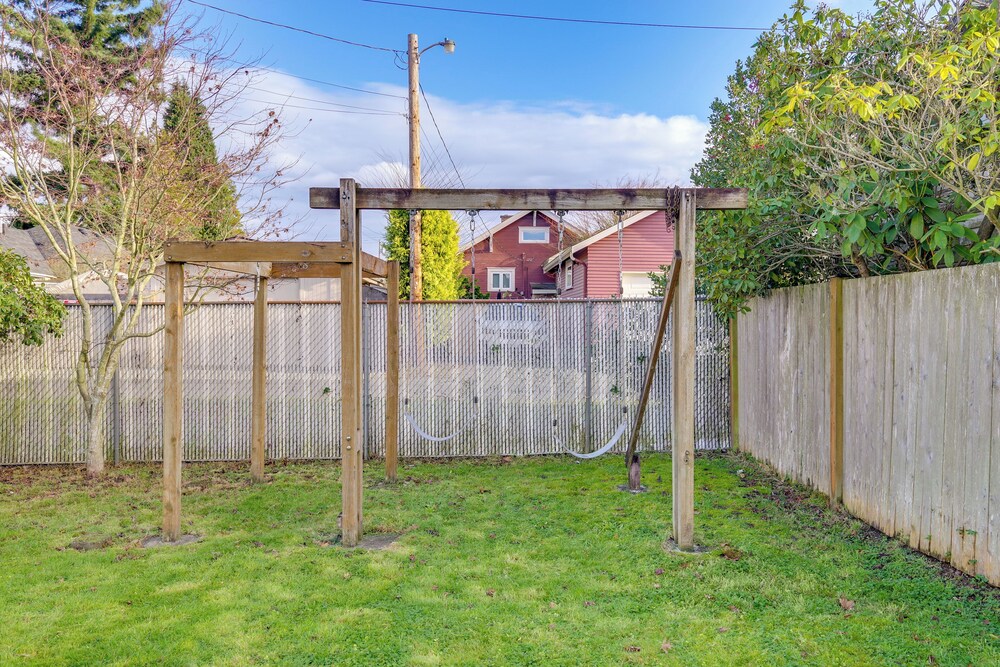 1 Mi to Historic Dtwn: Dog-friendly Everett Home!