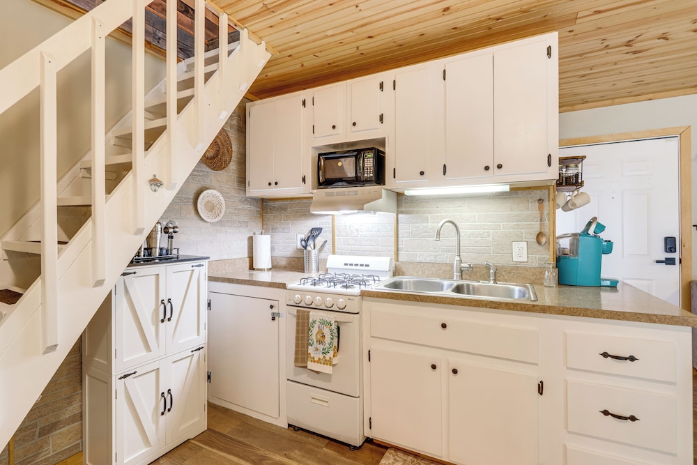Pet-friendly Mtn Retreat w/ Yard in Blairsville!