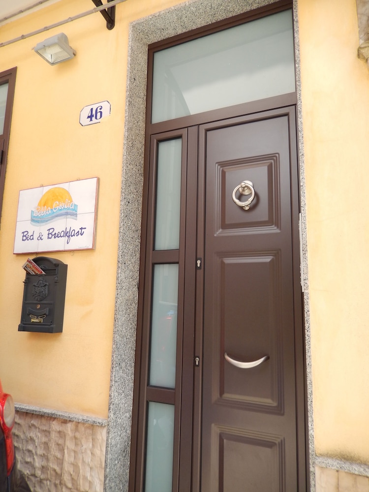 Royal Beach Hostel & Suites