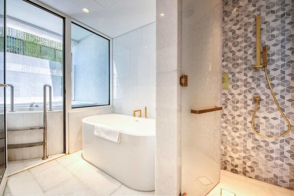 Vibrant Getaway in a Classy Five Palm Jumeirah Apt
