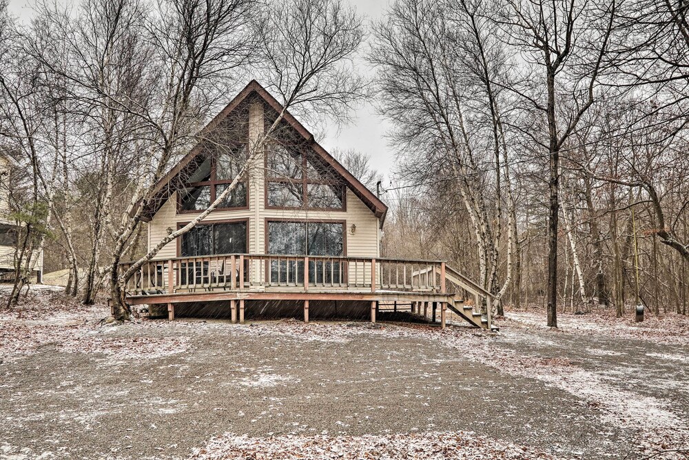 7 Miles to State Park: Poconos Getaway w/ Deck! view 5