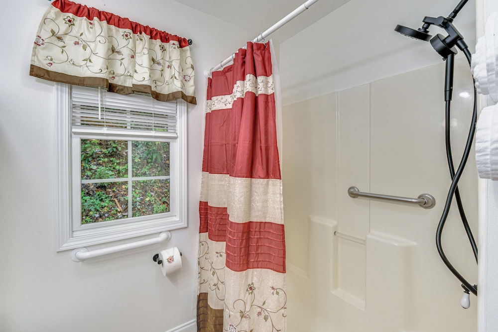 Creekside Cottage w/ Hot Tub: 8 Mi to Lake Chatuge
