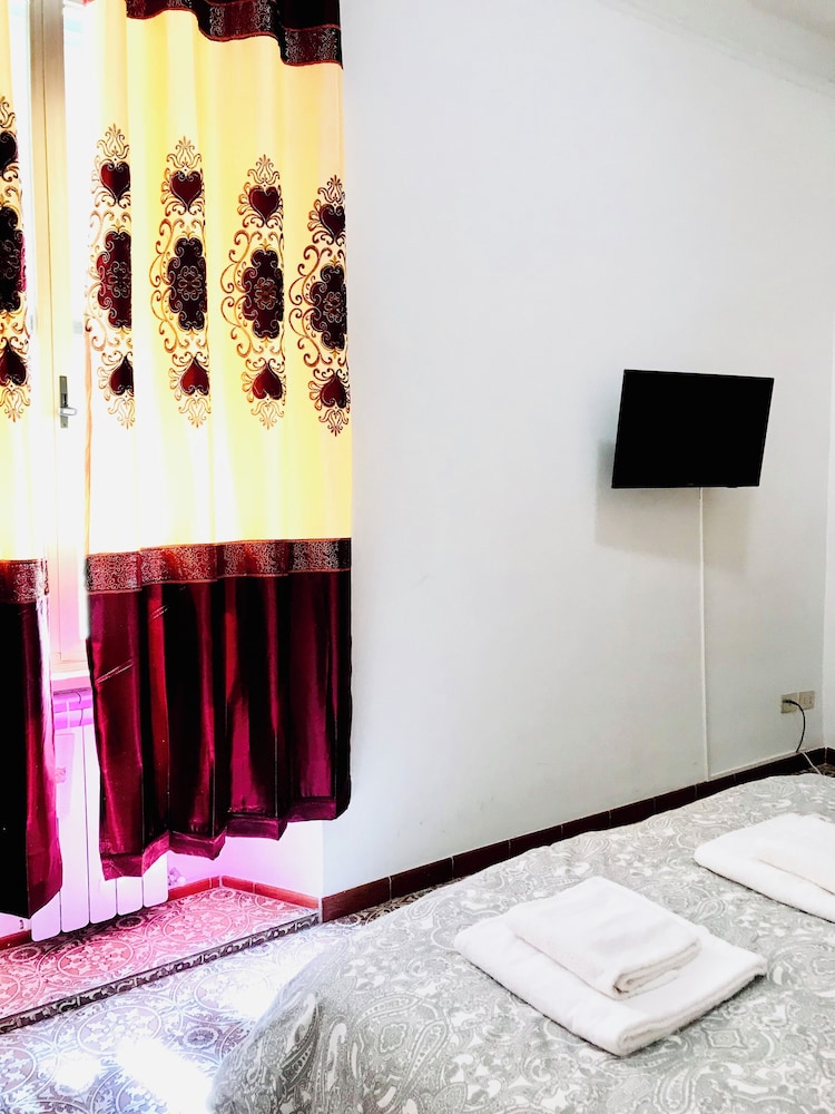 4 Bed-sleeps 8-central Rome-5 Min to Colosseum