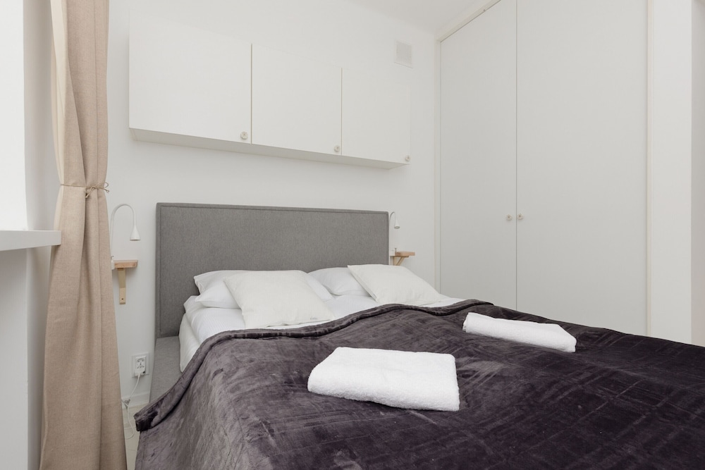 Centre Apartment Sniadeckich by Renters view 3