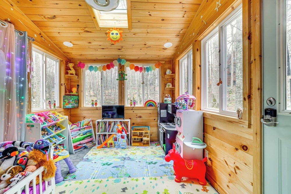 Family Friendly: Streamside Retreat in The Hideout