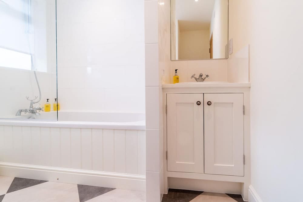 Stylish Spacious 1 bed Apartment - Downtown view 5