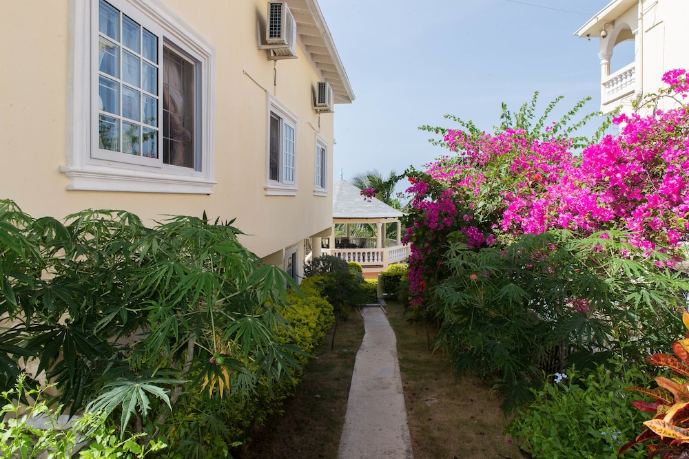 The Royal Kensington Villa
