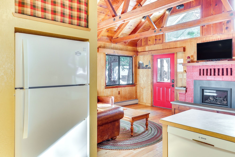 < 2 Blocks to Lake Tahoe: Family Home Near Skiing