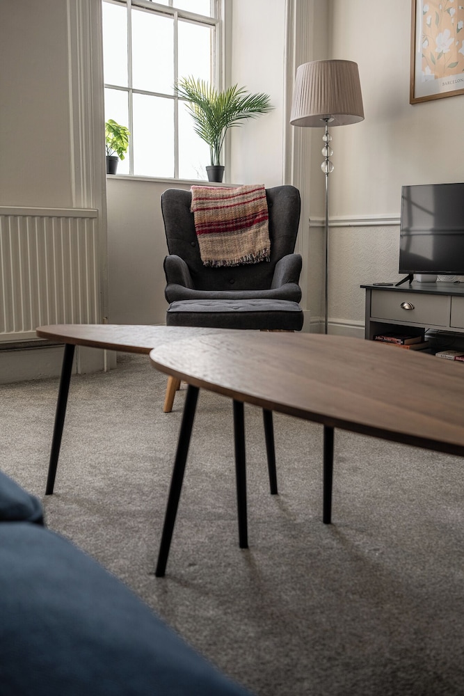 Garden Flat Apartment in Grosvenor Place