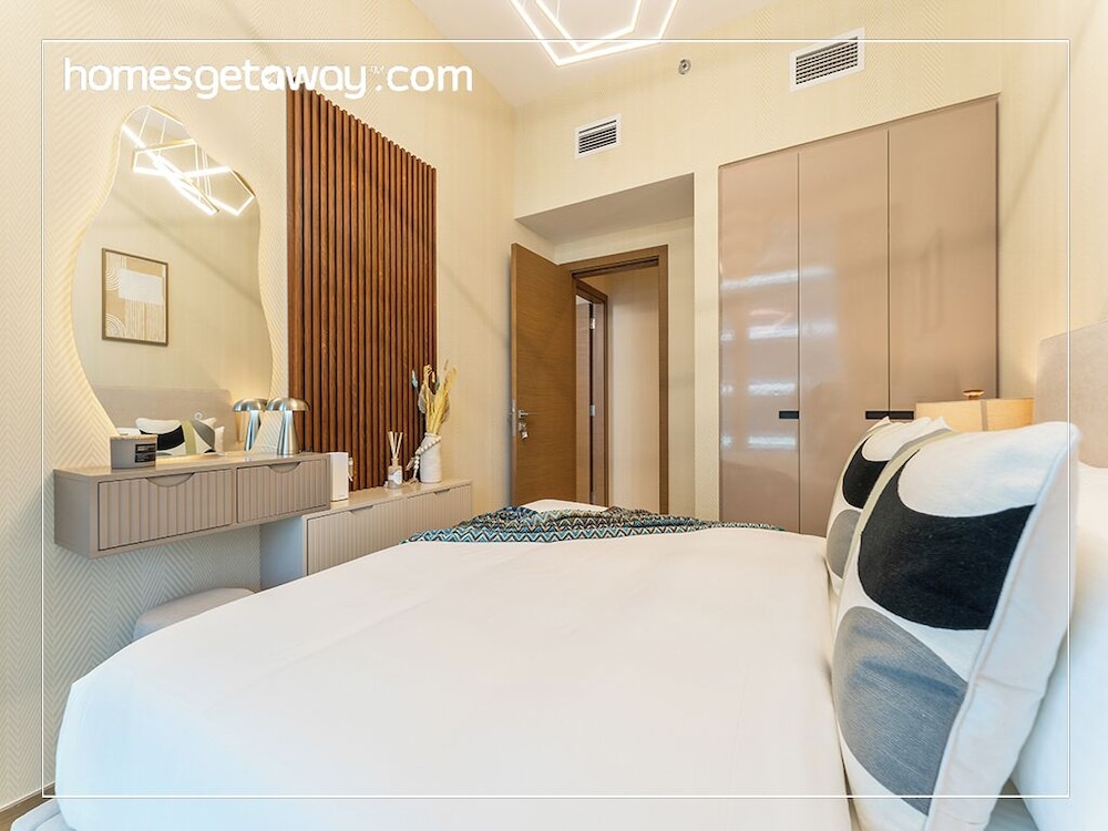 2BR Luxury with Stunning Lake View in Business Bay