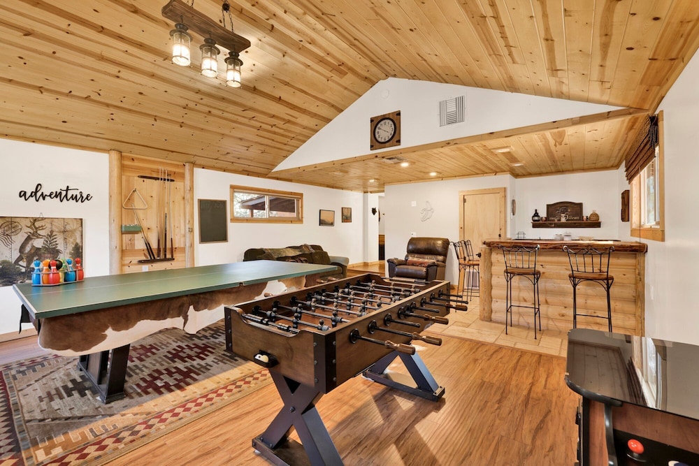 Entertainment Cabin #610