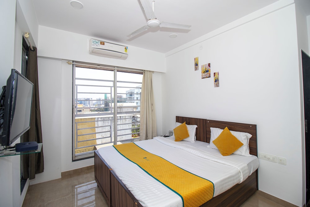 Pinaki Comfort Stay, Vile Parle - Near Airport