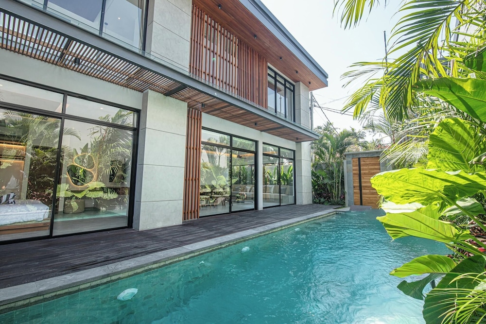 Tropical Elegance 5BR Canggu Villa Near Beach