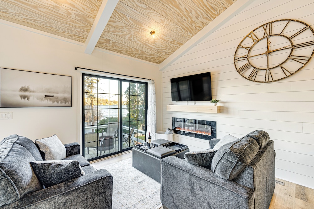 < 1 Mi to Boat Ramp: Lakefront East Troy Cottage