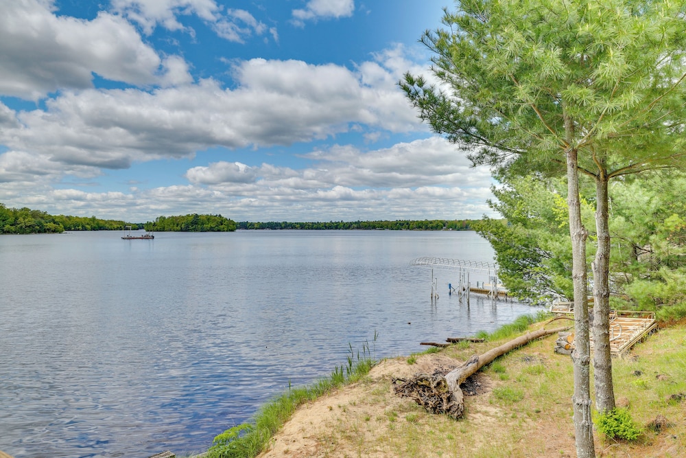 Gorgeous Lake Arbutus Getaway w/ Dock & Boat House