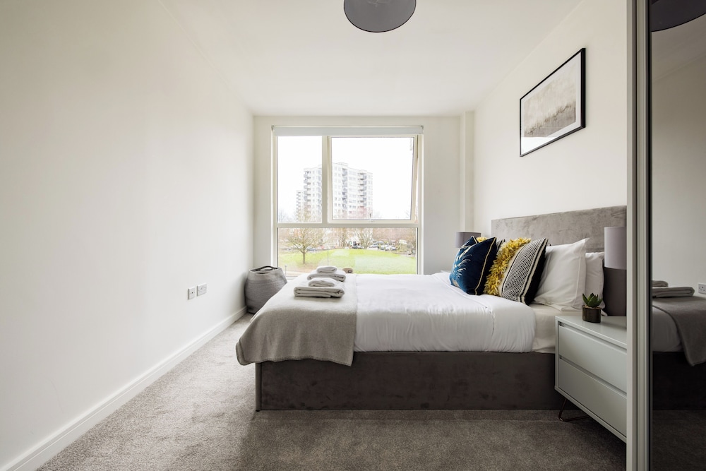 Sophisticated 2 Bed Flat with Balcony in Acton