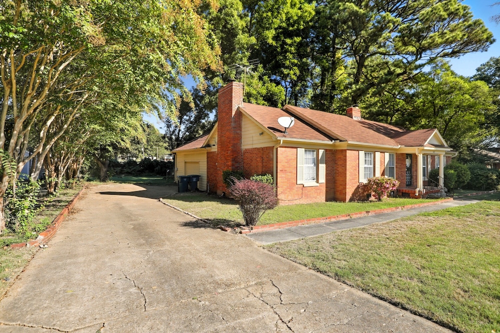 Bluff City Gem With Game Room 3 Bedroom Home
