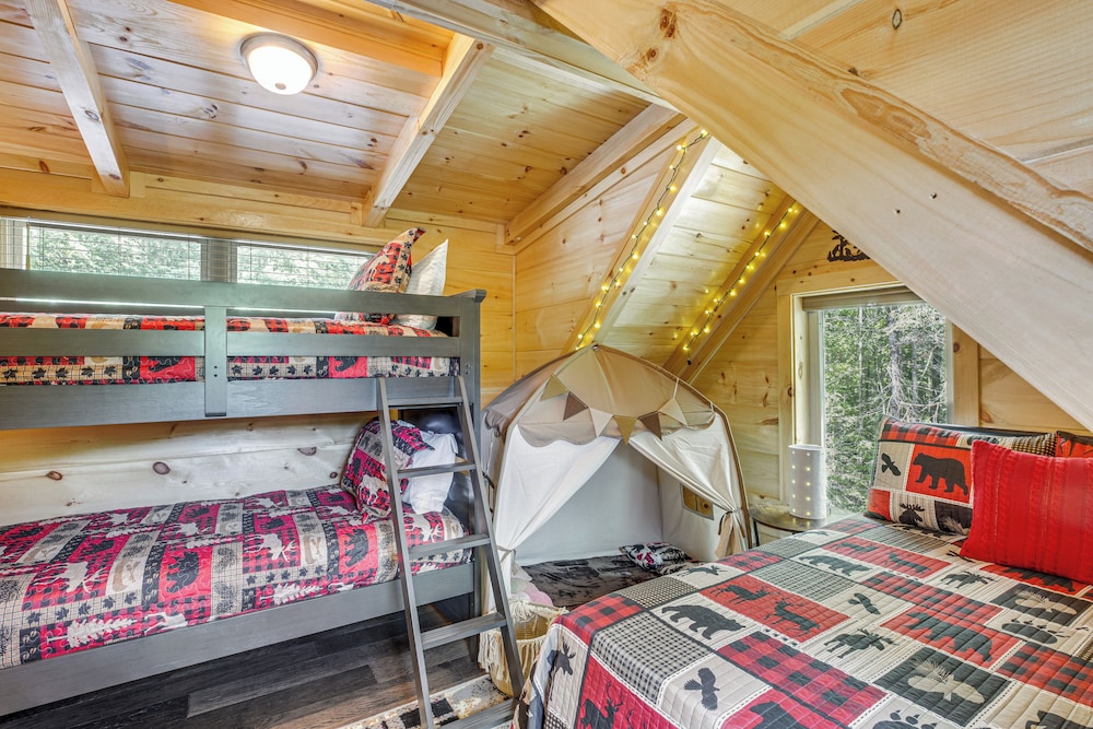 Lakefront Cabin in Elk Park w/ Hot Tub & Mtn Views