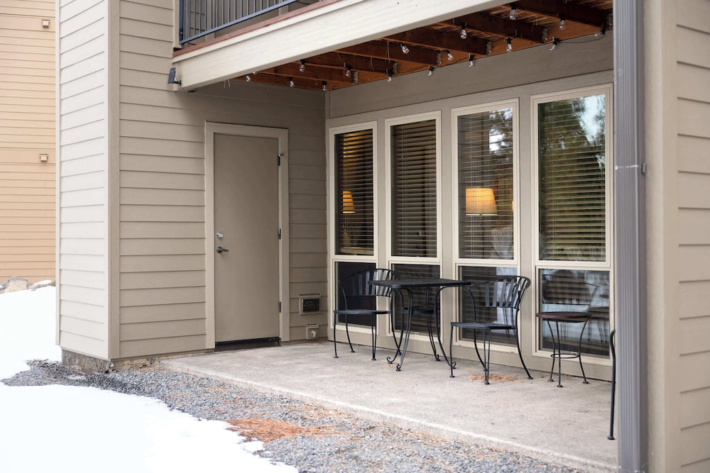 Cozy Cascade Retreat - For 4!